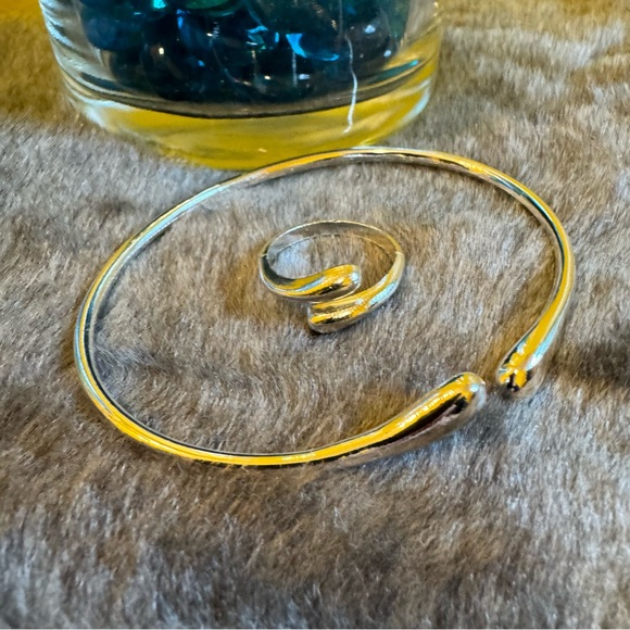 Silvery Tear Drop 4 Piece Jewelry Set - Picture 4 of 8